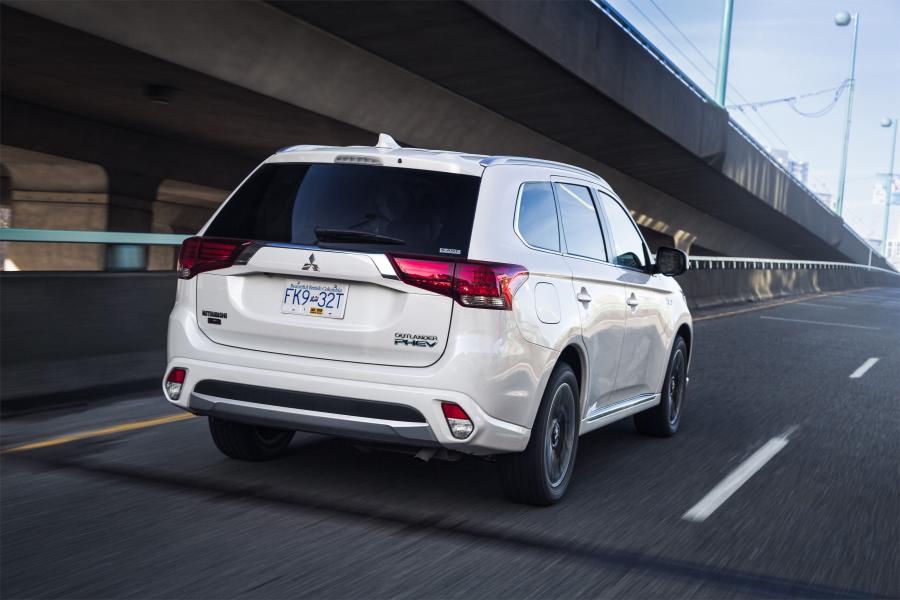  Mitsubishi Outlander PHEV 2017 года  (NA) (фото 31 из 70)